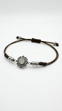 Cargar imagen en el visor de la galería, Pulsera Flor calcedonia verde agua Omamori Joyas
