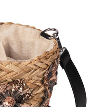 Cargar imagen en el visor de la galería, Cesta mimbre bandolera detalles florales Omamori Joyas

