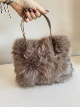 Cargar imagen en el visor de la galería, Bolso Mini Teddy Peluche
