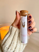 Load image into Gallery viewer, Pulseras navideñas en tubitos de cristal
