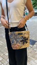 Cargar imagen en el visor de la galería, Bolso mimbre bandolera detalles florales Omamori Joyas
