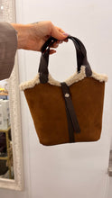 Cargar imagen en el visor de la galería, Bolso Borreguito con neceser Omamori Joyas
