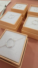Cargar imagen en el visor de la galería, Pulsera Círculo para Dama de honor Omamori Joyas
