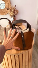 Cargar imagen en el visor de la galería, Bolso Borreguito con neceser Omamori Joyas

