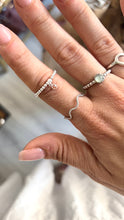 Laden Sie das Bild in den Galerie-Viewer, Anillo bolitas de plata elástico Omamori Joyas

