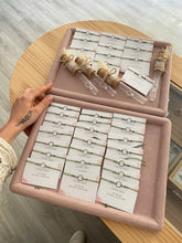 Cargar imagen en el visor de la galería, Pack Pulsera Detalle de boda Acero en tarjeta Omamori Joyas

