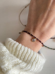 Pulsera Mini gems granate con labradorita